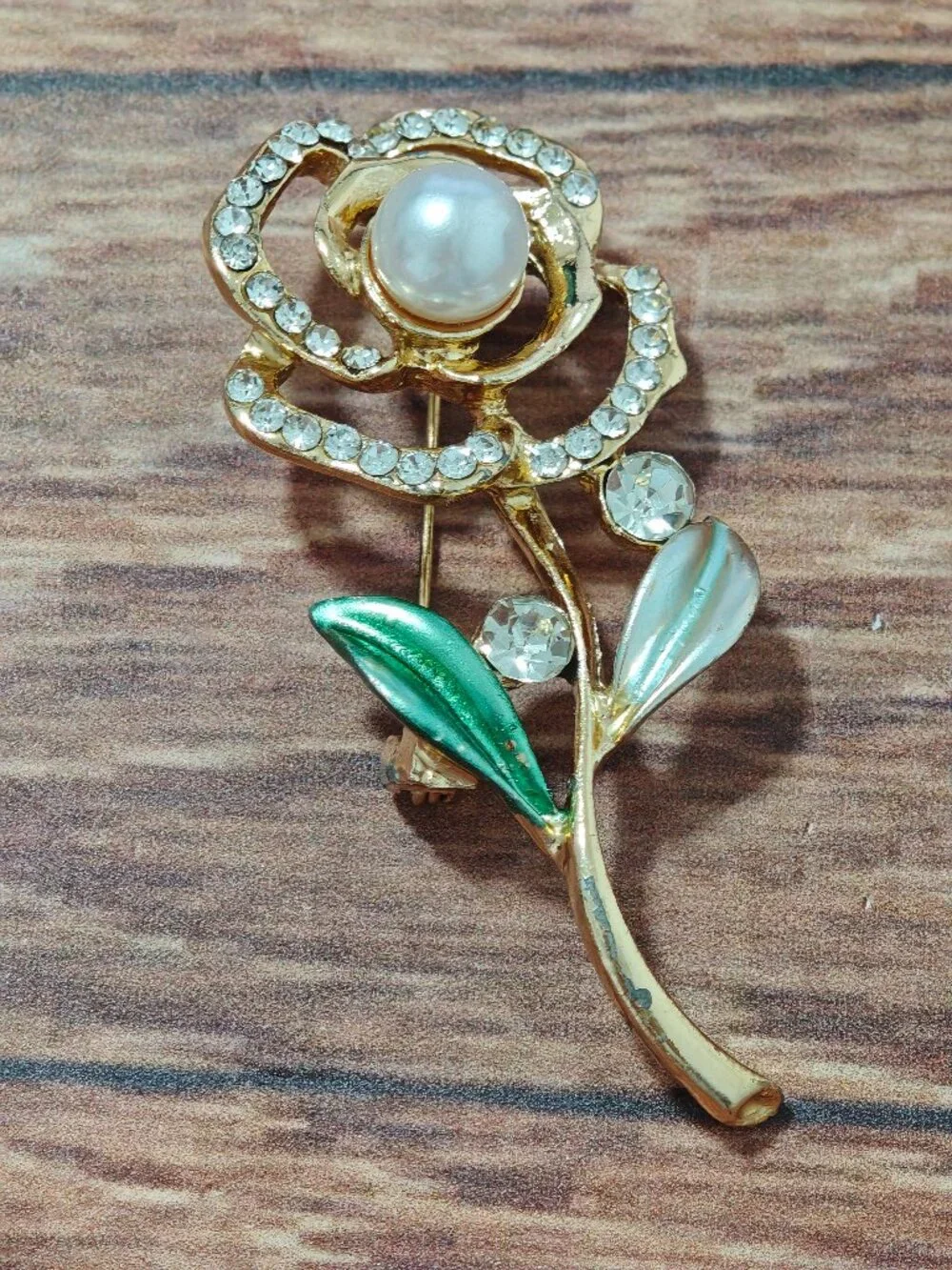 Gold-Tone Pearl & Crystal Flower Brooch – Elegant Floral Pin in Gold and Green